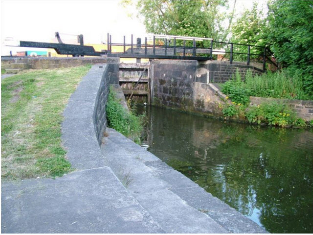 Flight of 7 Locks and Bridges Lock16